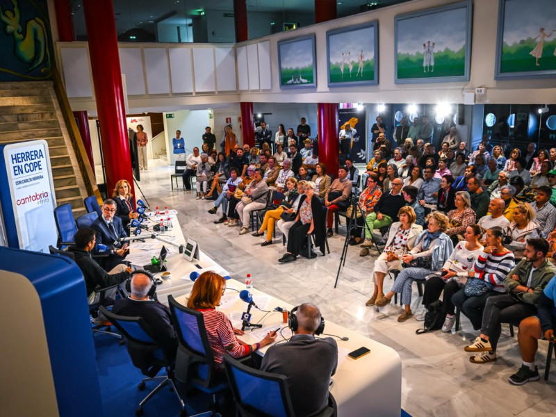 La sala griega del Palacio de Festivales se quedó pequeña para vivir "Herrera en COPE" en directo