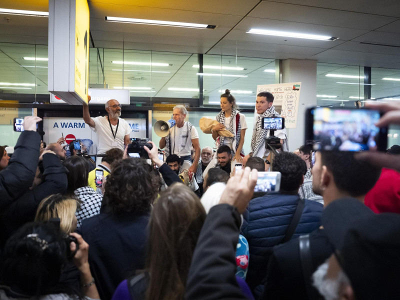 Miembros del Global Sumud Flotilla llegan al aeropuerto de Schiphol