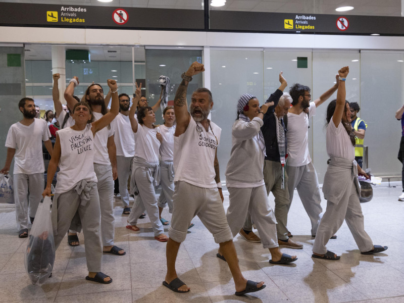 Activistas de la flotilla Global Summud a su llegada al aeropuerto del Prat