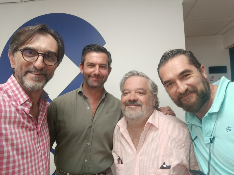 El equipo de 'Carrera Oficial' con Francisco García-Figueras, pregonero de la Semana Santa de Jerez 2026