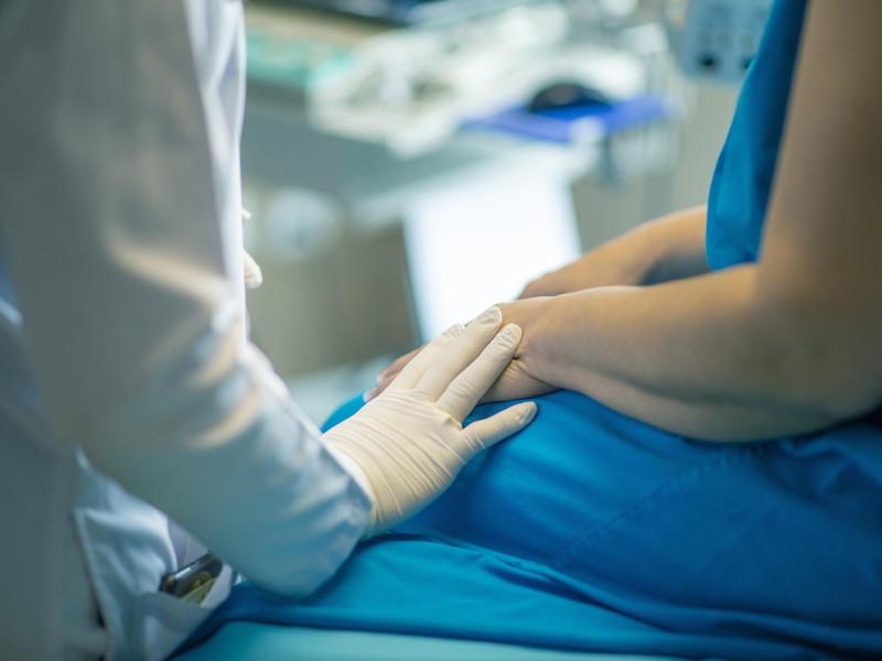 Un médico atiende a un paciente