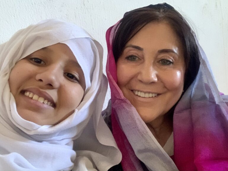 Sol Espías con una niña saharaui