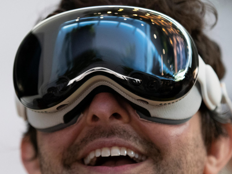Un usuario de unas gafas de realidad virtual
