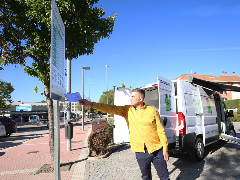 El edil de Medio Ambiente, Adan Martínez, comprobando los
