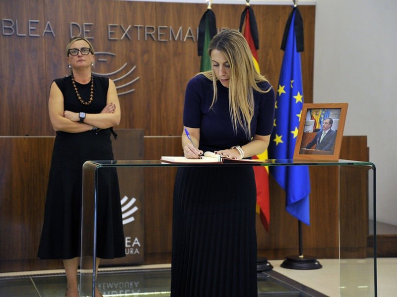 07/10/2025 La presidenta de la Junta, María Guardiola, y la presidenta de la Asamblea de Extremadura, Blanca Martín, firman en el libro de condolencias en memoria de Guillermo Fernández VaraPOLITICA ESPAÑA EUROPA EXTREMADURAASAMBLEA DE EXTREMADURA