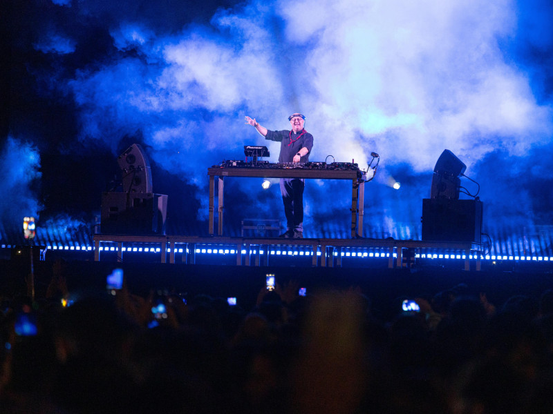 Imagen del concierto del Padre Guilherme en el escenario de la Plaza del Pilar.