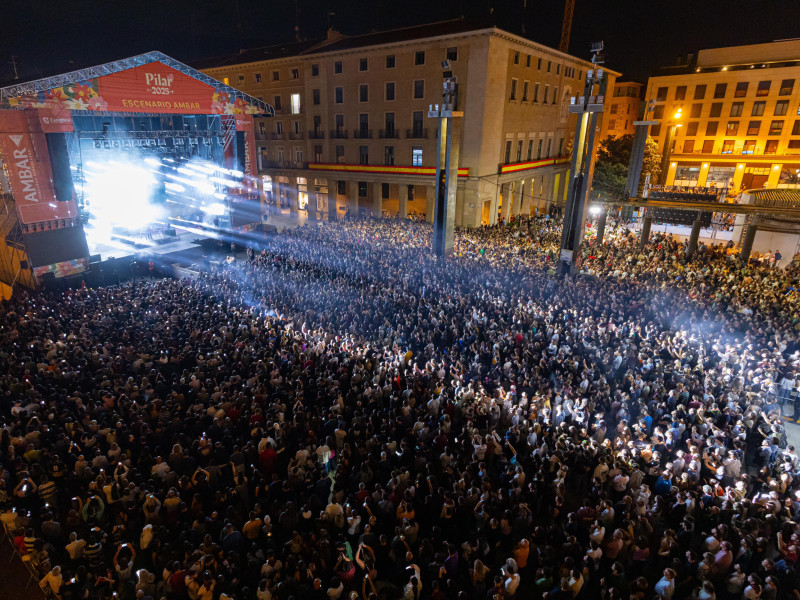 Unas 20.000 personas abarrotaron la plaza del Pilar para ver y escuchar al Padre Guilherme.