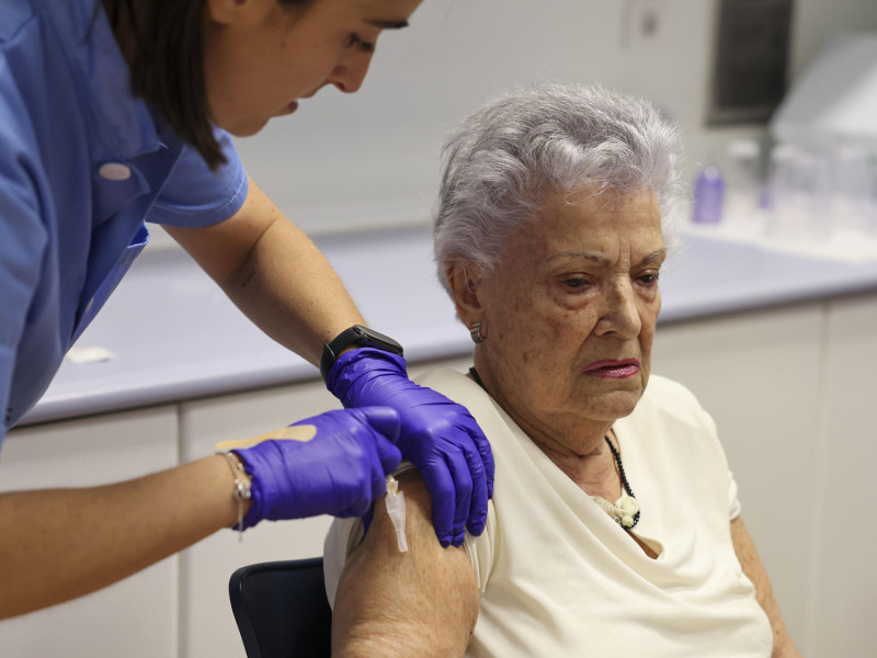 Una persona de riesgo se vacuna contra la gripe y el covid en Euskadi