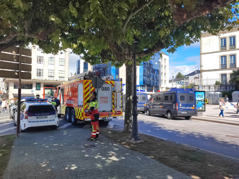 Agentes de las policías Local y Nacional, además de Bomberos, en las inmediaciones del ferial