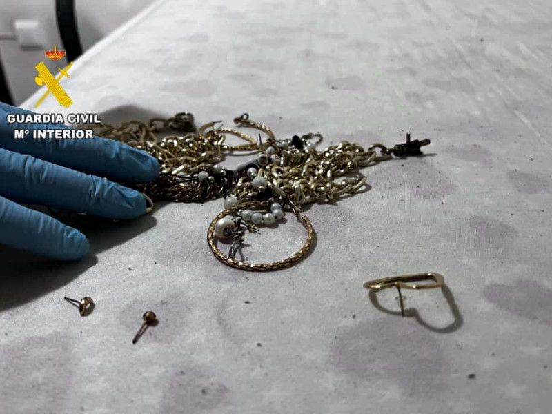Detalle de las joyas de la anciana que habían sido robadas.