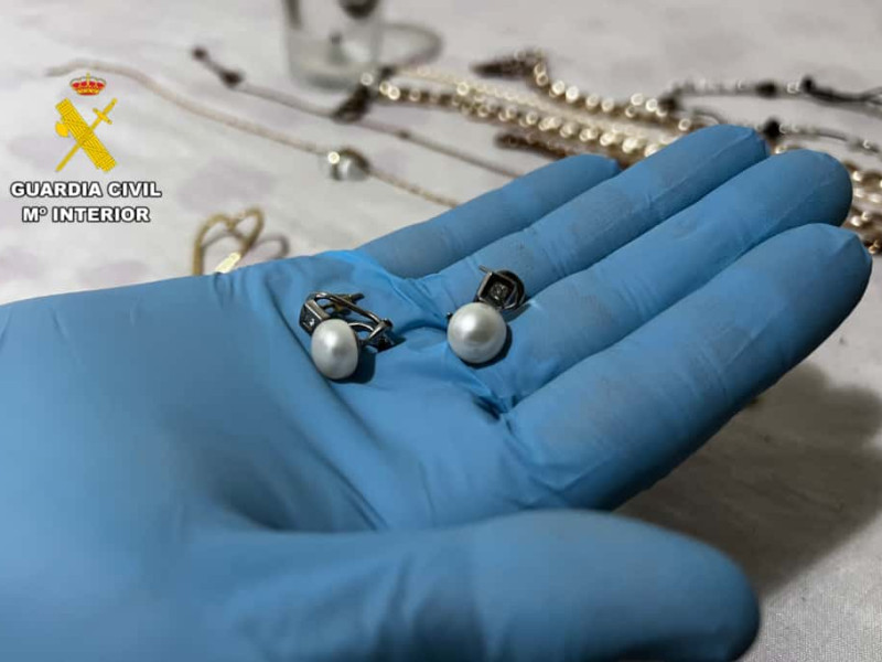 Detalle de las joyas de la anciana que habían sido robadas.