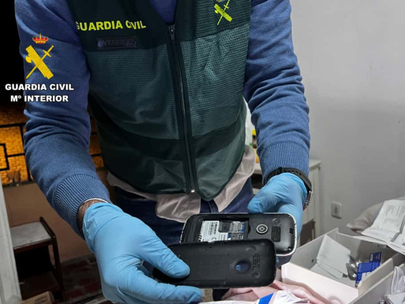 Móvil de la anciana que también ha sido recuperado.