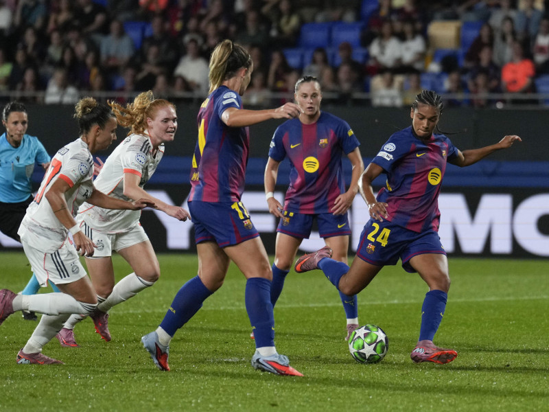 BARCELONA, 07/10/2025.- La defensa del Barcelona Esmee Brugts (d) lanza a portería durante el partido de la Liga de Campeones femenina de fútbol entre el Barcelona y el Bayern de Munich, este martes. EFE/ Alejandro García