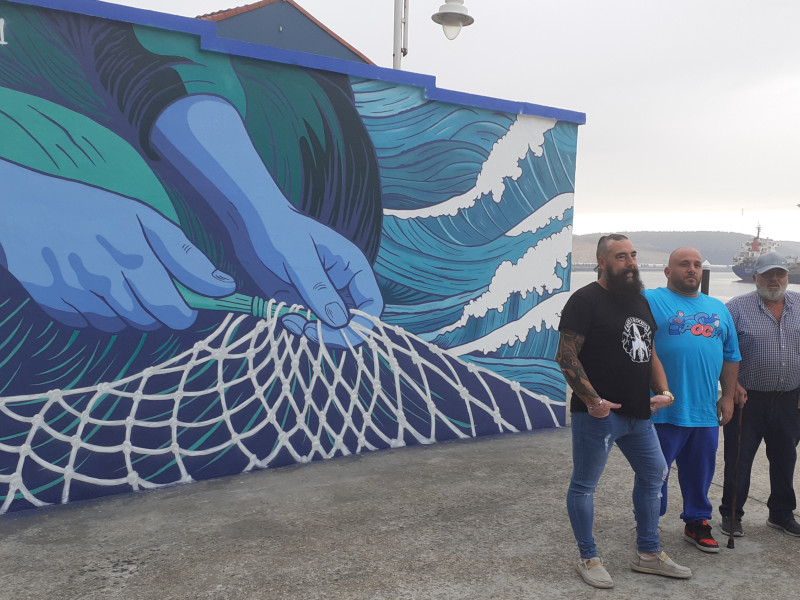Miembros de la AVV de Xagó, junto al 'Poch', el autor y a Raquel Ruiz, edil de Turismo