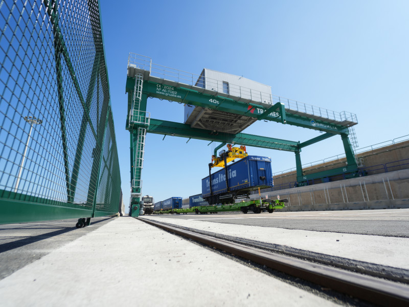(Foto de ARCHIVO)Obras durante la inauguración de la autopista ferroviaria Valencia-Madrid, en el Puerto de Valencia, a 22 de julio de 2024, en Valencia, Comunidad Valenciana (España). La autopista conecta el puerto valenciano con la terminal de Abroñigal (Madrid) y permitirá a los camiones viajar de Italia a Madrid haciendo transbordo en el recinto portuario valenciano ahorrando así emisiones de CO2 a la atmósfera, en tanto que los camiones circularán por tren en vez de por carretera. La autopista es un proyecto compartido entre TransItalia y Tramesa con colaboración público-privada, en este caso del Ministerio de Transporte y sus organismos dependientes Puerto de Valencia y Adif (Administrador de Infraestructuras Ferroviarias).Jorge Gil / Europa Press22 JULIO 2024;VALENCIA;AUTOPISTA FERROVIARIA VALENCIA MADRID;FUNCIONAMIENTO22/7/2024
