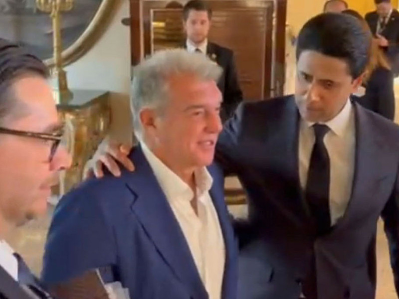 Joan Laporta se abraza con Al-Khelaifi en Roma durante la reunión de la ECF.