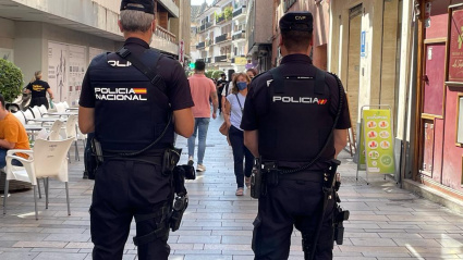 Dos agentes de la Policía Nacional en Córdoba