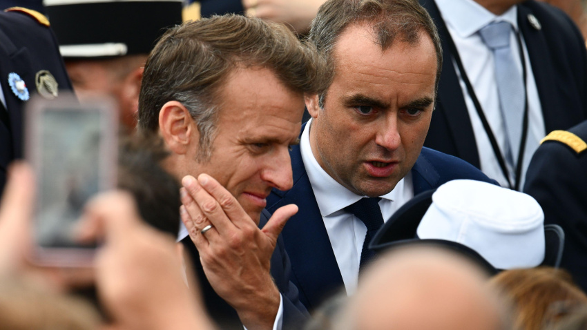 Baño de multitudes para el presidente de la República, Emmanuel Macron, su esposa Brigitte Macron y el ministro de las Fuerzas Armadas, Sébastien Lecornu, durante el desfile del 14 de julio de 2025 en los Campos Elíseos.