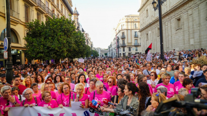 Miles de andaluces protestan por los fallos en el cribado de cáncer de mama: "Nuestras vidas no pueden esperar"