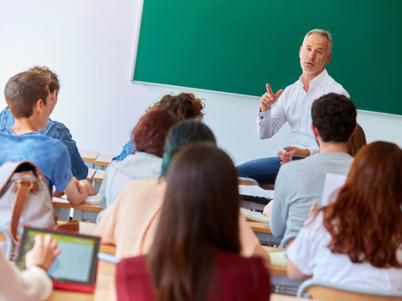 Profesor con estudiantes