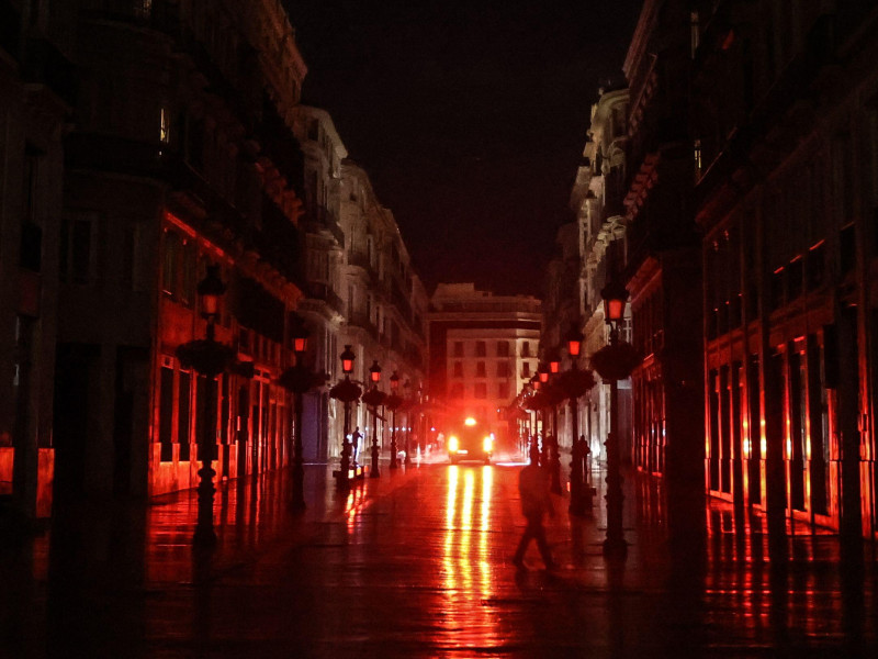 Una calle de Málaga durante el apagón en la red eléctrica de toda España