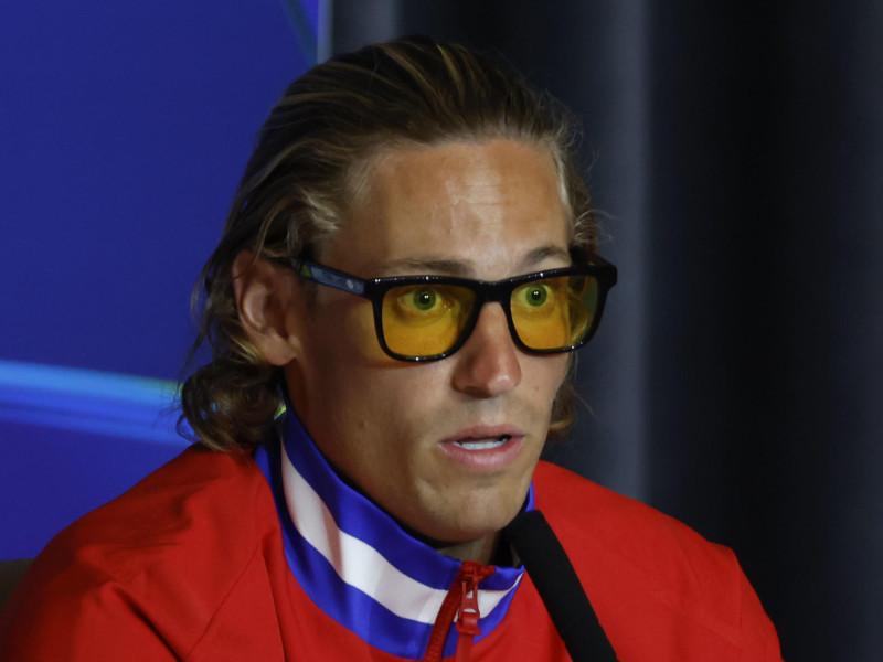 Marcos Llorente durante una rueda de prensa con las curiosas gafas de cristales amarillos