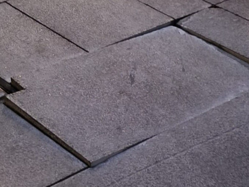 Piedras levantadas en una de las zonas recientemente peatonalizadas