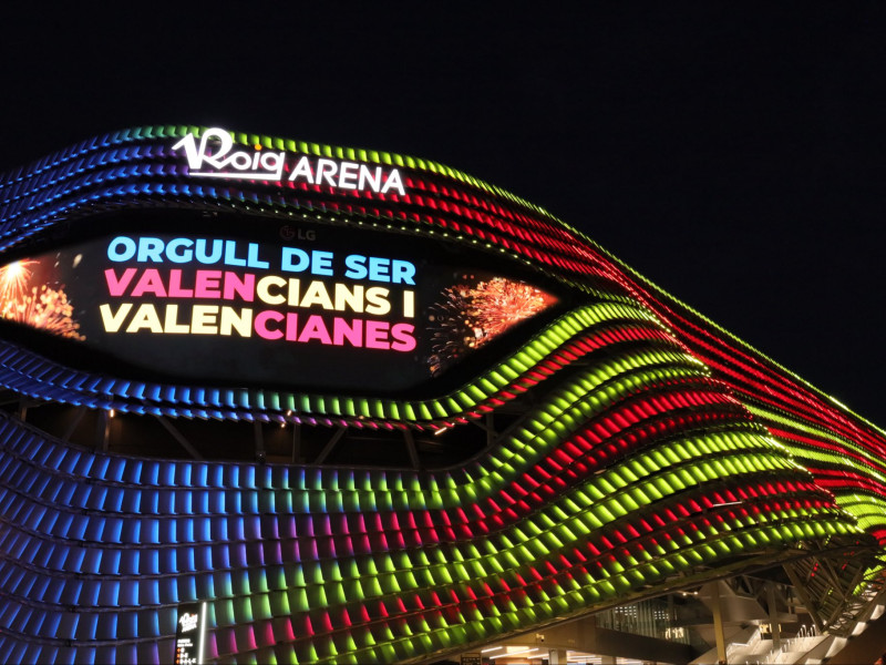 El Roig Arena iluminado con la Senyera
