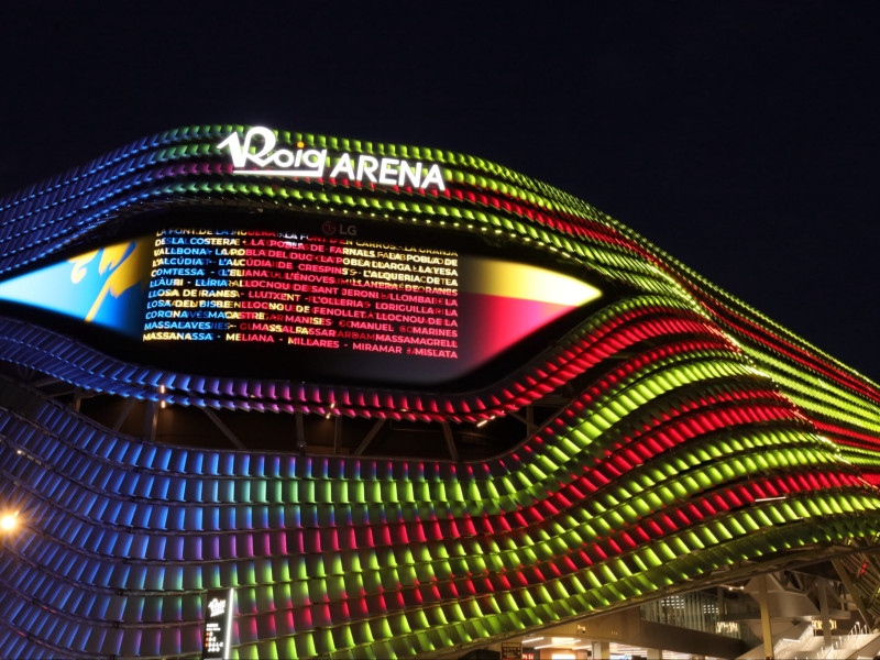 El Roig Arena iluminado con la Senyera
