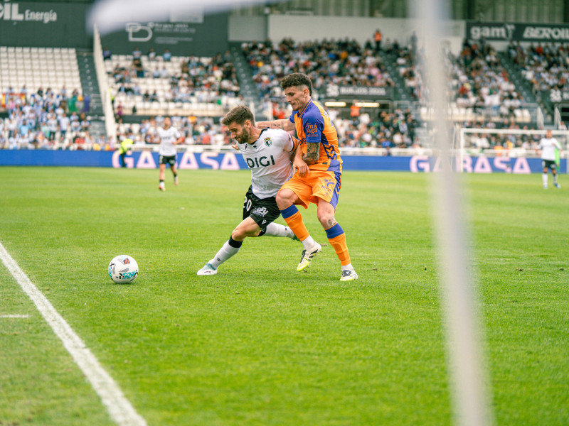 El jugador del Burgos CF Mario González