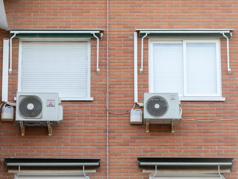 04/08/2025 Varios aires acondicionados en una fachada, a 4 de agosto de 2025, en Madrid (España). Según la Agencia Internacional de la Energía, hasta el 20% de los hogares europeos ya dispone de AC (frente al 90% de EE.UU.), pero se prevé que la cifra crezca rápidamente. Las olas de calor prolongadas (con temperaturas de 39 °C en París o más de 40 °C en regiones españolas) han provocado picos de demanda eléctrica, llegando a interrumpir el suministro en zonas de España, Portugal y Francia. Esto pone en primer plano el reto de un suministro renovable, redes eléctricas robustas y aparatos mucho más eficientes.POLITICA Eduardo Parra - Europa Press
