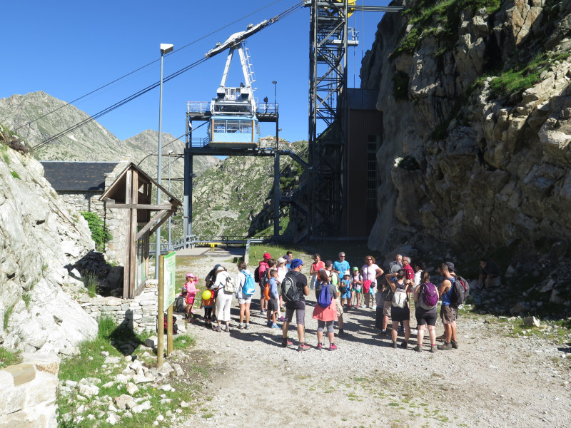 El telefèric de la vall Fosca amb turistes esperant per pujar