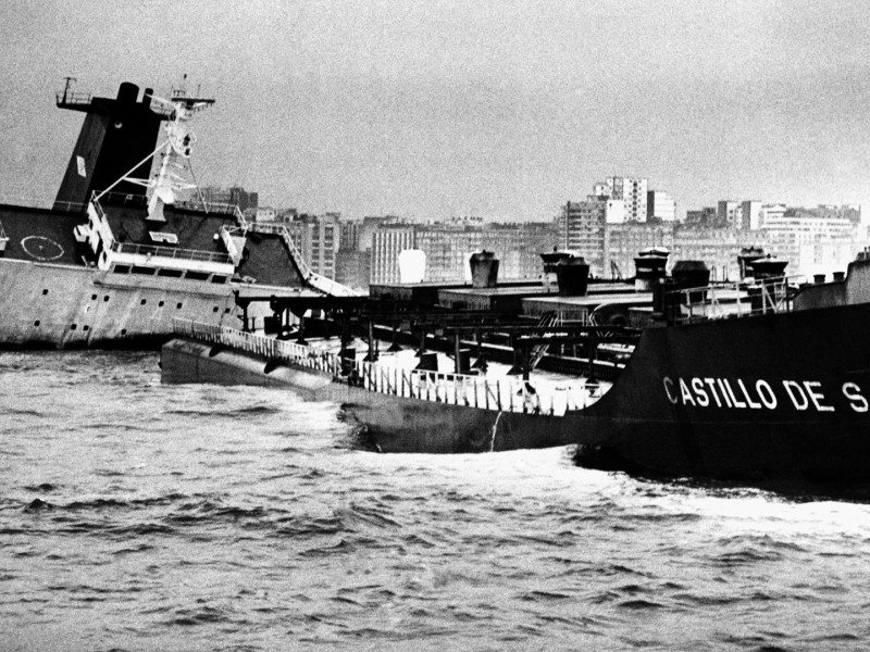 El buque Castillo de Salas, hundiéndose en 1986, con Gijón al fondo