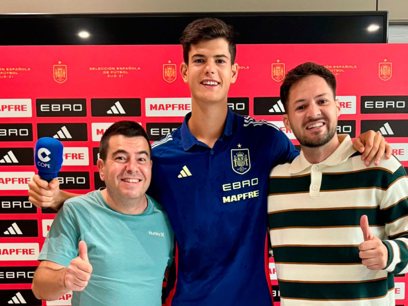 Chema Andrés junto a Miguel Ángel Díaz y Javi Gómez, en la concentración de la sub-21.