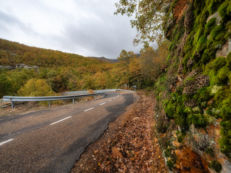 Carretera de montaña con muchas curvas y asfalto en mal estado, Somosierra, Madrid