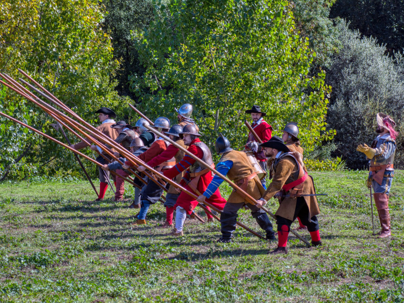 Representación en Salamanca de la época del Siglo de Oro español. Los Tercios de Flandes luchan en batalla.