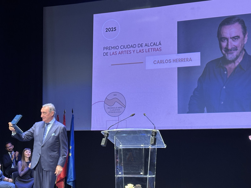 Carlos Herrera, al recibir el premio en Alcalá de Henares