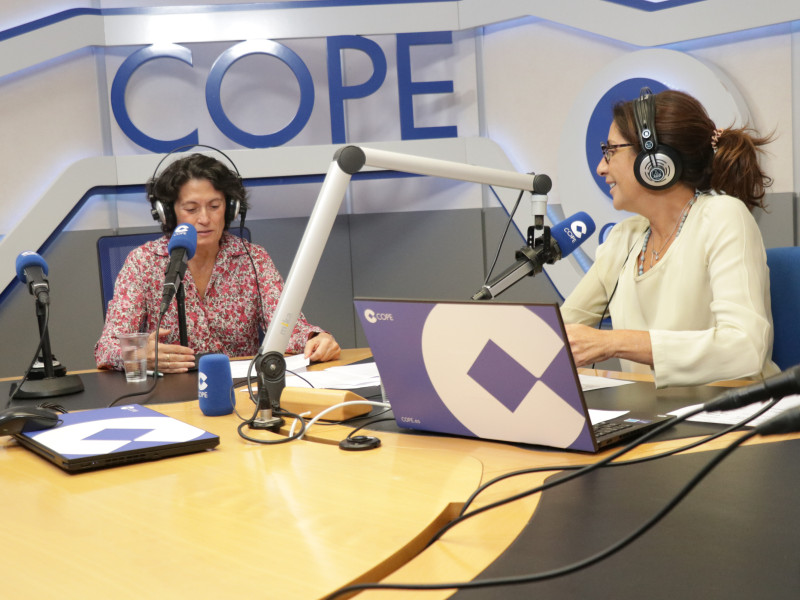 Ester Uriol, directora de Comunicación de El Corte Inglés, en COPE, con Pilar García de la Granja, presentadora de 'Mediodía COPE'
