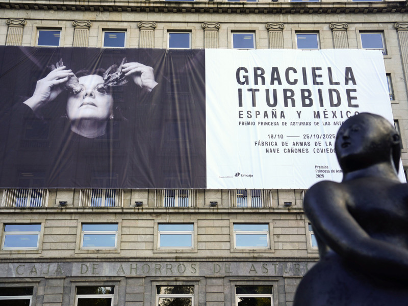 Una lona gigante anuncia la exposición de la fotografía Gabriela Iturbide