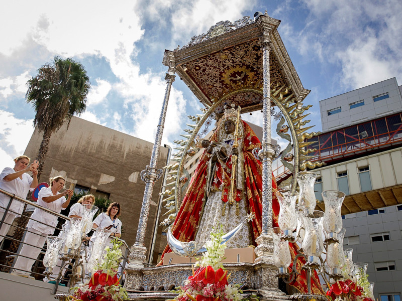 La Virgen, en su última visita a Santa Cruz en 2018, ante el hospital que lleva su nombre