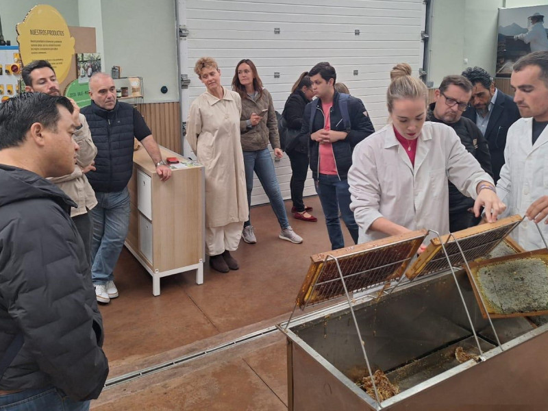 Chefs y compradores internacionales en la visita a Olaya Miel (Aller)