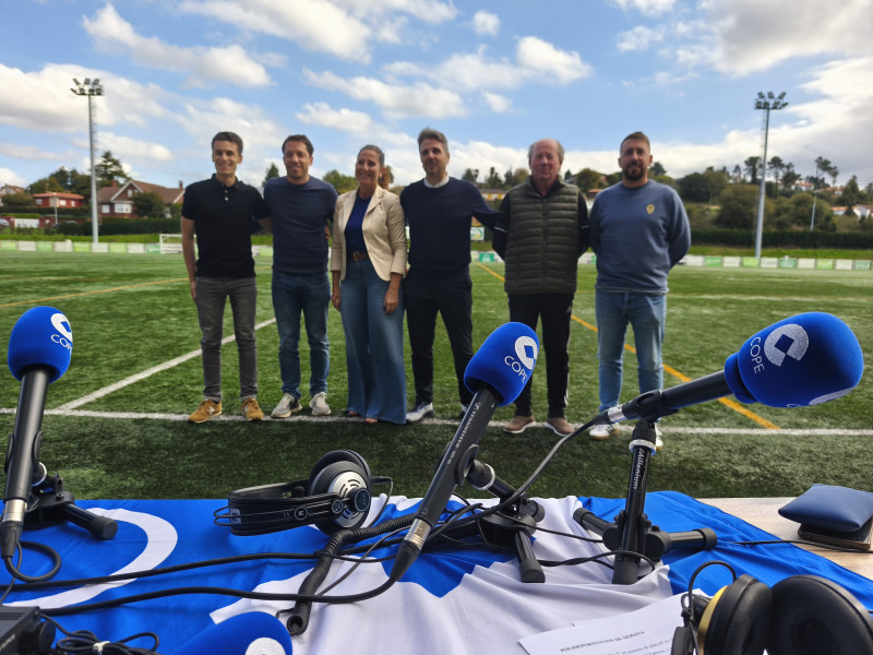 Fer Justo, de Deportes COPE Asturias, Borja García, de Deportes COPE Asturias, Marian Carbajal, concejala de Deportes del Ayuntamiento de Castrillón, Nacho Nuevo, presidente del Hispano, Muñiz, director deportivo e Isaac Marquínez, entrenador