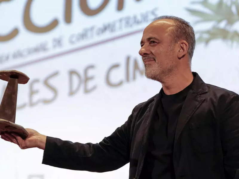 Javier Gutiérrez en el momento de recoger el galardón honorífico del 'Avilés Acción'