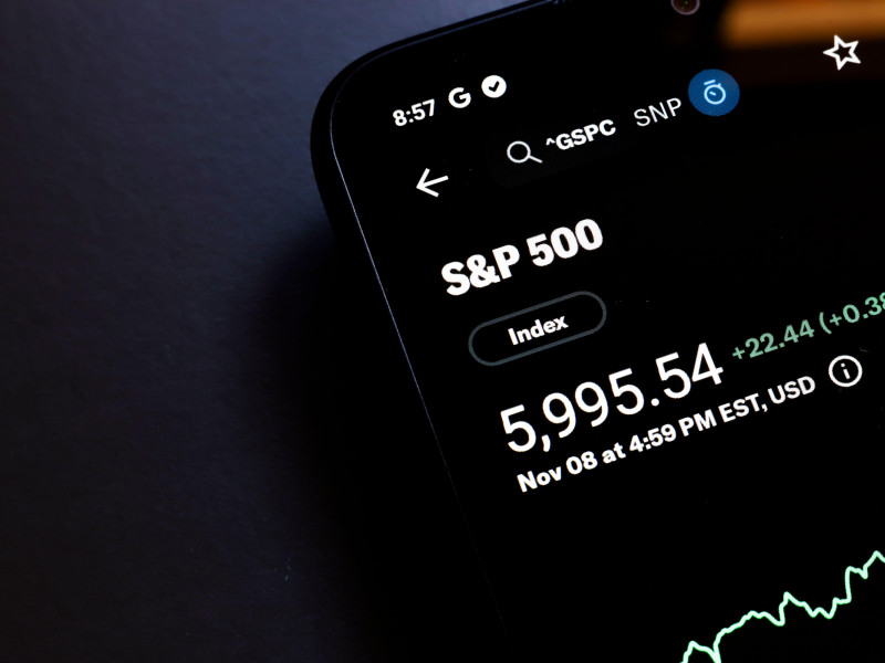 El mercado de valores S&P 500 se muestra en la pantalla de un teléfono inteligente.