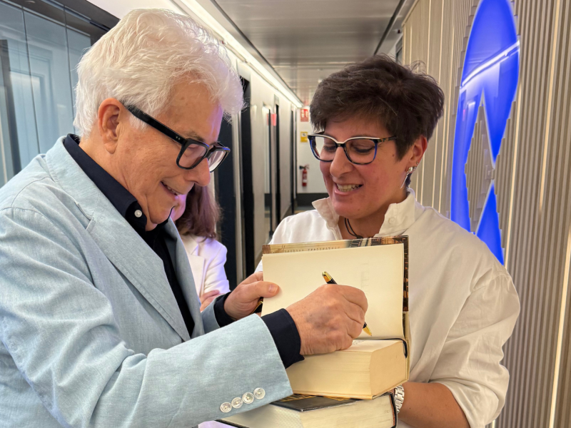 Ken Follett firmando un libro