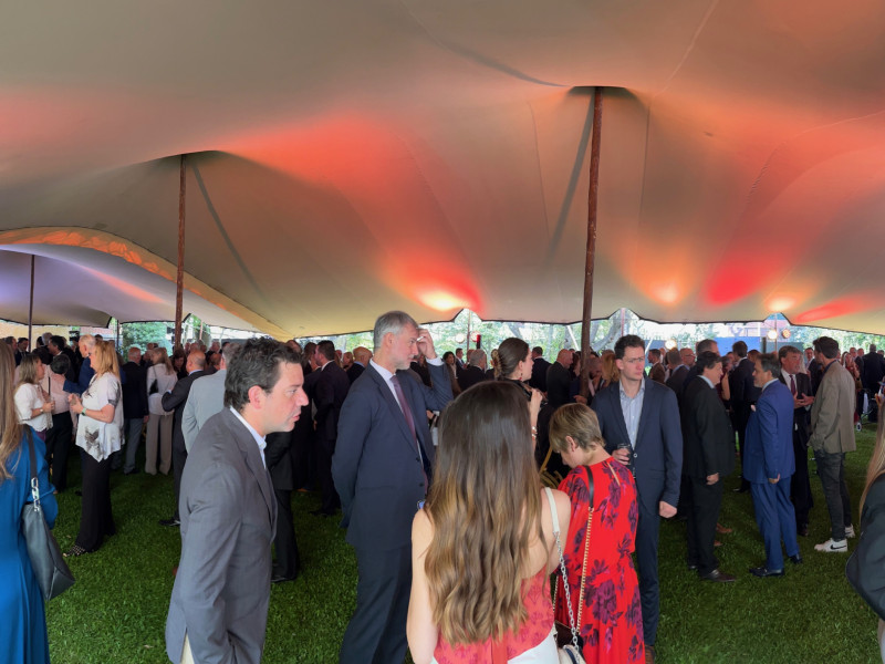 Atestada carpa que ha acogido la celebración en la Embajada española