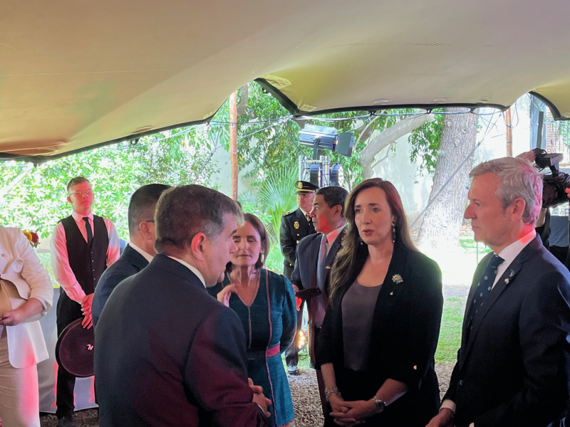 La vicepresidenta argentina, Victoria Villarruel entre Alfonso Rueda y el embajador español