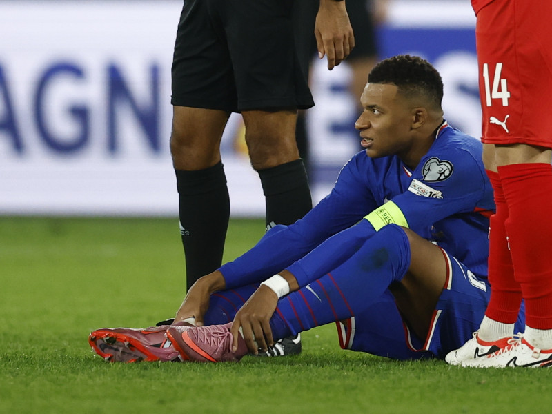 Mbappé doliéndose del tobillo derecho con la Selección Francesa