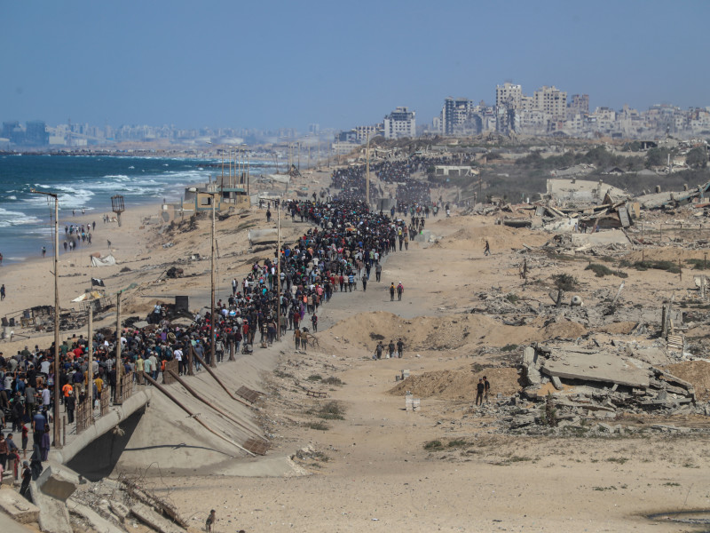 Palestinos avanzan por la carretera Al-Rashid hacia la ciudad de Gaza desde Nusairat, en el centro de la Franja de Gaza, el 10 de octubre de 2025.