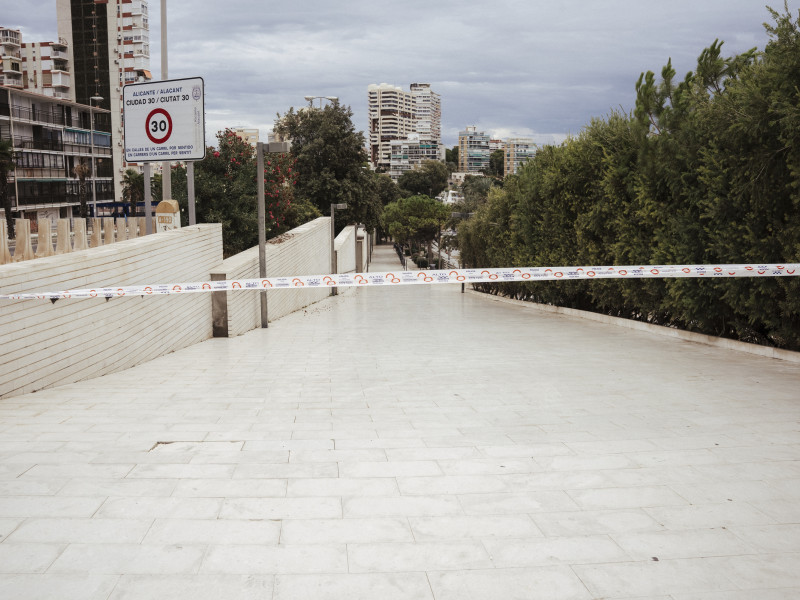 Una calle de Alicante cortada tras las fuertes lluvias por la Dana ‘Alice’, a 10 de octubre de 2025, en Alicante (España).